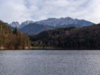 Wilder Kaiser hinter herbstlichem Hechtsee